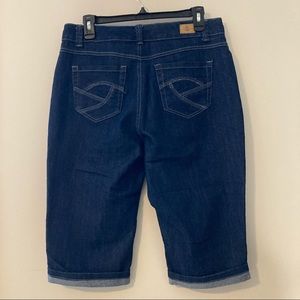 Bandolino Ladies Size 8 Dark Denim Stretch Capri, Like New